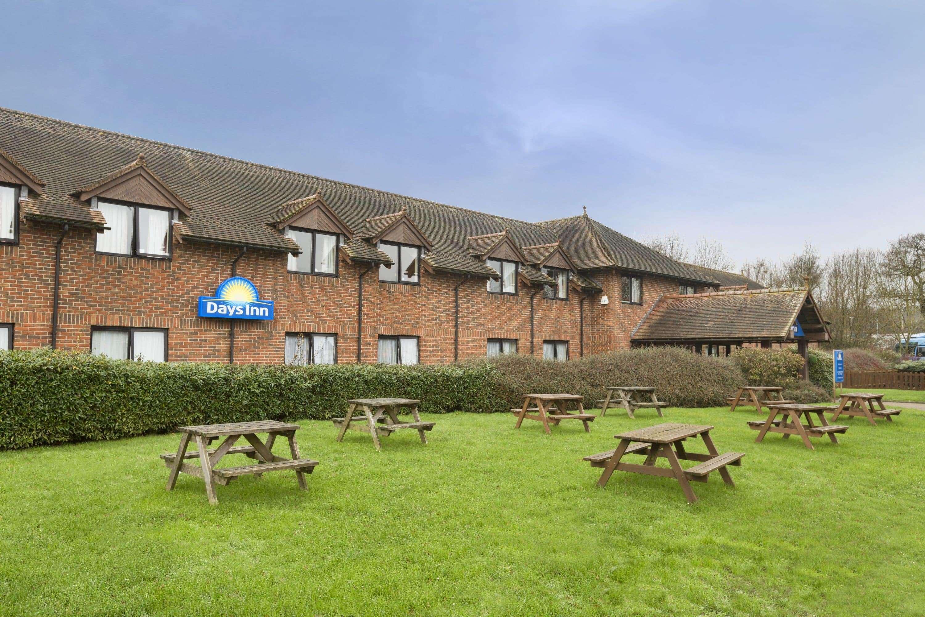 Days Inn By Wyndham Sevenoaks Clacket Lane Westerham Exterior foto